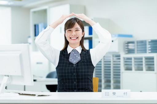 笑顔の女性スタッフ